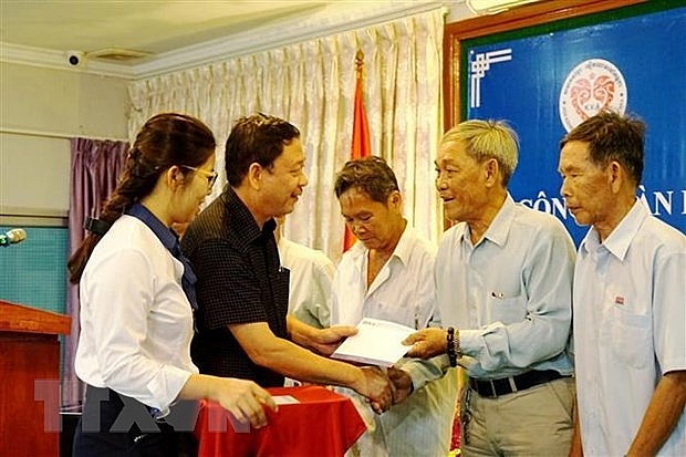 tham hoi tang qua 10 ca nhan gia dinh viet kieu campuchia co cong voi cach mang