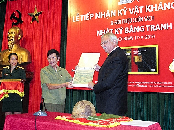 van dong suu tam ung ho ky vat thoi chien long tri an khat vong hoa binh va tinh than huu nghi
