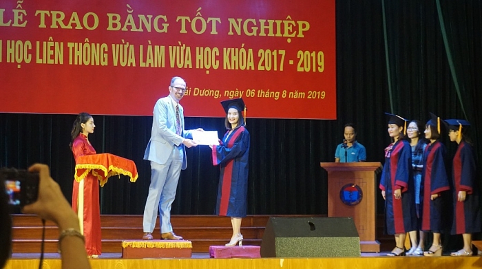 viet nam lan dau tien co cu nhan chuyen nganh hoat dong tri lieu