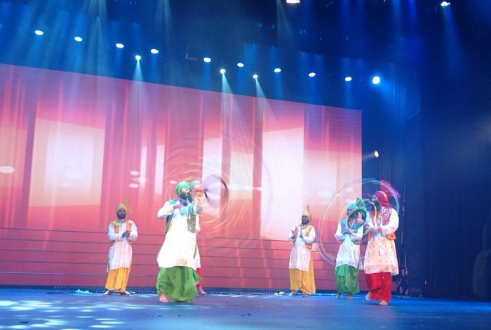 tiec nghe thuat an do khuay dong thanh pho bien nha trang