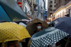 hang tram nghin nguoi bieu tinh hong kong tuan hanh duoi mua