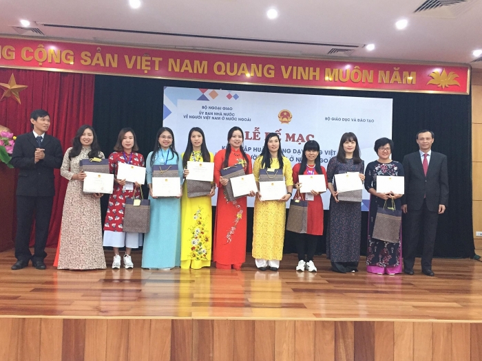 be mac tap huan day tieng viet cho 80 giao vien kieu bao an tuong voi nhung trai nghiem thuc te