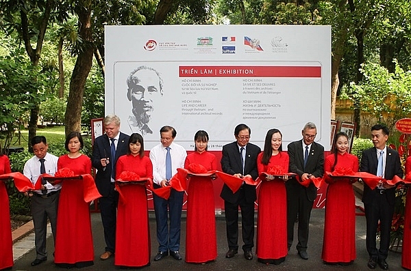 khai mac trien lam ve bac ho voi hon 100 tu lieu tu 4 quoc gia