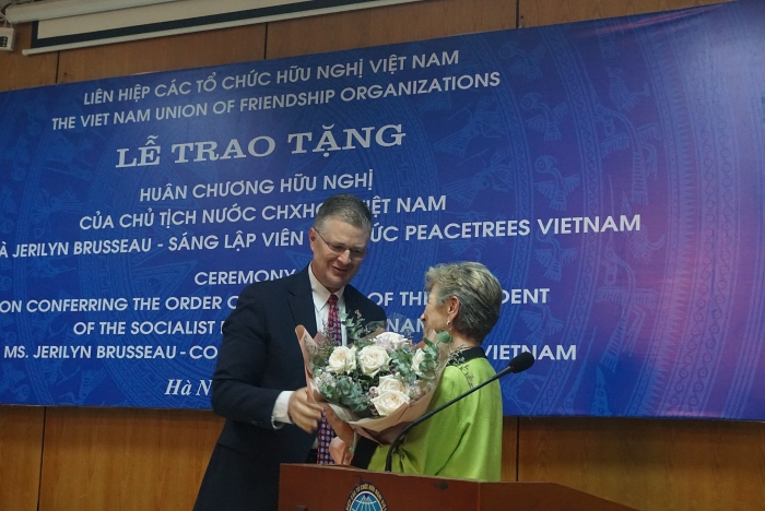 huan chuong huu nghi vinh danh nguoi phu nu my hon 20 nam trong cay hoa binh