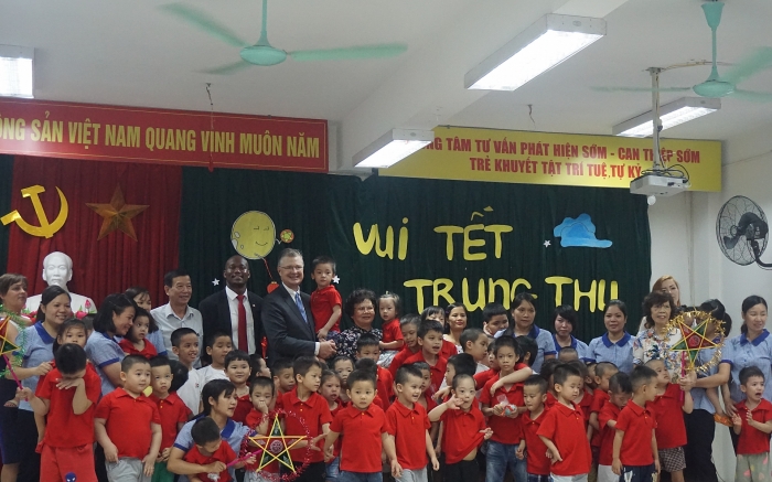 dai su my deo mat na mua lan nan banh deo vui trung thu cung tre khuyet tat