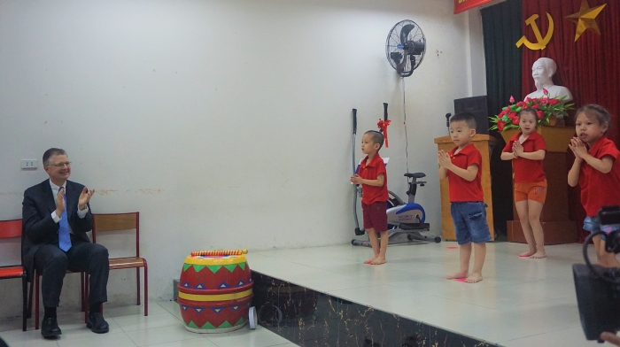 dai su my deo mat na mua lan nan banh deo vui trung thu cung tre khuyet tat