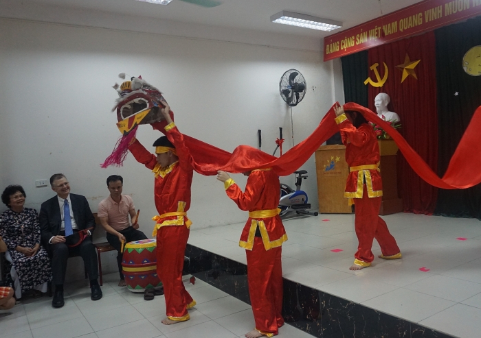 dai su my deo mat na mua lan nan banh deo vui trung thu cung tre khuyet tat