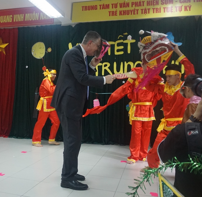 dai su my deo mat na mua lan nan banh deo vui trung thu cung tre khuyet tat