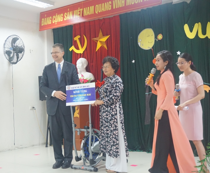 dai su my deo mat na mua lan nan banh deo vui trung thu cung tre khuyet tat