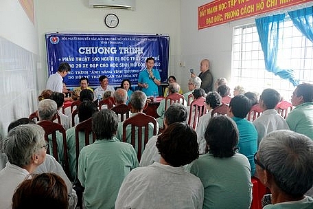 to chuc ican my dem anh sang toi 100 nguoi benh duc thuy tinh the vinh long