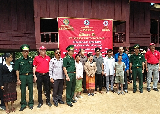 hai ngoi nha moi den voi ho ngheo tinh salavan lao