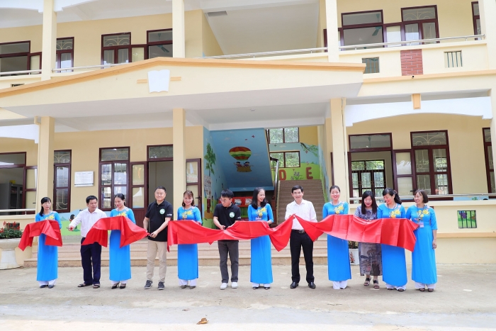 hon 460 hoc sinh hoa binh co mai nha thu hai khang trang nho childfund