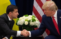 cac cuoc goi dien thoai cua trump putin trong tam ngam cua dang dan chu