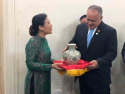 hoi phu nhan viet nam tai venezuela giao luu voi hoc sinh truong tieu hoc casita amarilla