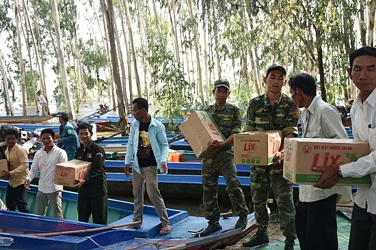 kham benh cap thuoc mien phi cho 300 nguoi dan ngheo campuchia dip le sen dolta