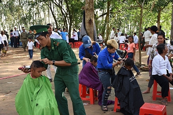 kham benh cap thuoc mien phi cho 300 nguoi dan ngheo campuchia dip le sen dolta