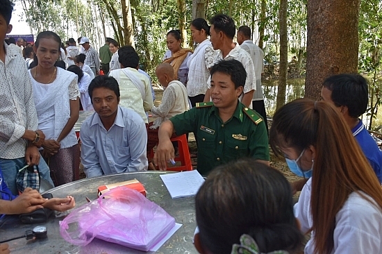 kham benh cap thuoc mien phi cho 300 nguoi dan ngheo campuchia dip le sen dolta