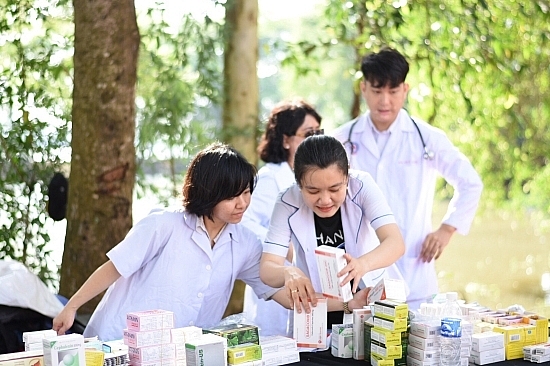 kham benh cap thuoc mien phi cho 300 nguoi dan ngheo campuchia dip le sen dolta