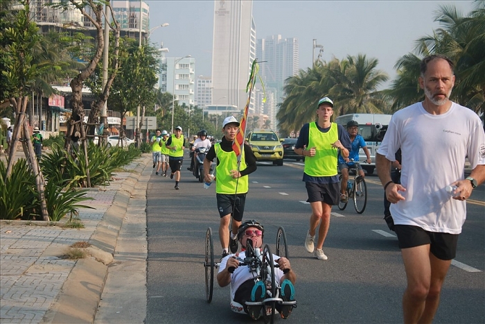 300 nguoi chay marathon mang thong diep chong xam hai tinh duc tre em
