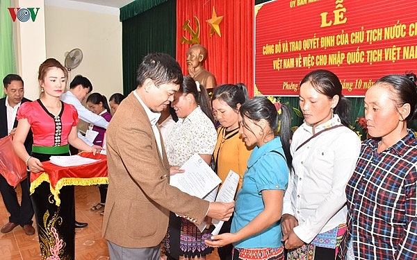 them 123 cong dan lao nhap quoc tich viet nam