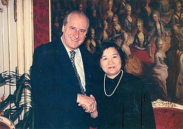 dai su nguyen thi hoi bong hong thep tren mat tran ngoai giao