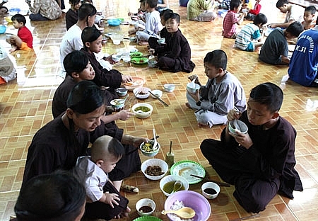 to chuc holt cham lo bu dap cho hang ngan tre thiet thoi o tinh khanh hoa