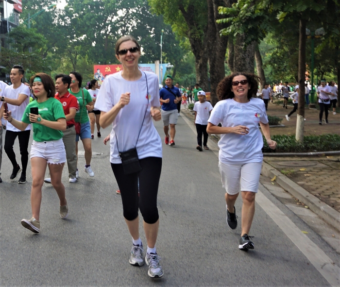 dai su canada tham benh vien nhi trung uong truoc them giai chay vi tre em ha noi 2019