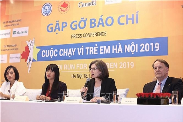 nhac si huy tuan nghe si tu long tiep suc giai chay vi tre em ha noi 2019