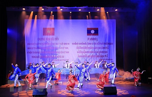 40 nghe si tham gia chuong trinh tinh huu nghi viet lao