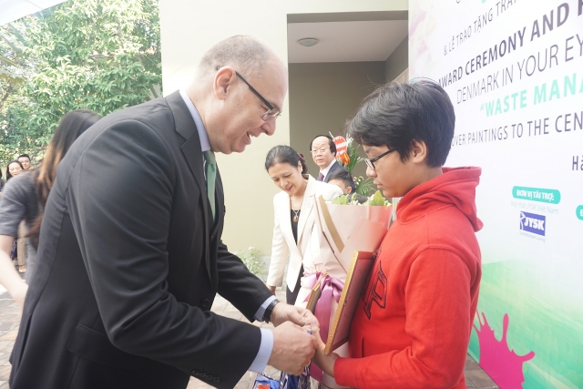 hon 400 buc tranh cua cuoc thi dan mach trong mat em 2019 duoc trao tang cho benh vien nhi trung uong