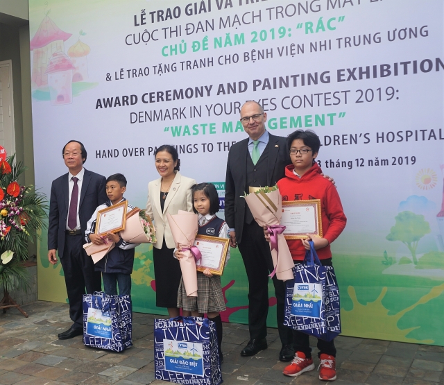 hon 400 buc tranh cua cuoc thi dan mach trong mat em 2019 duoc trao tang cho benh vien nhi trung uong