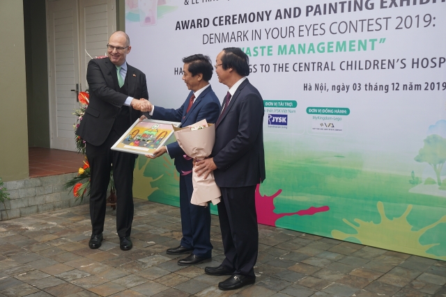 hon 400 buc tranh cua cuoc thi dan mach trong mat em 2019 duoc trao tang cho benh vien nhi trung uong