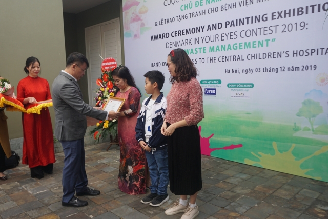 hon 400 buc tranh cua cuoc thi dan mach trong mat em 2019 duoc trao tang cho benh vien nhi trung uong