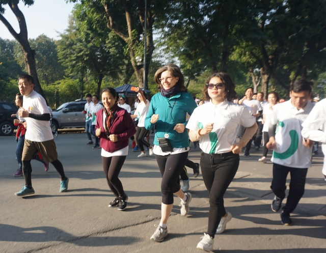 hanoi run for children 2019 thu hut dong dao dai su nghe si tham du