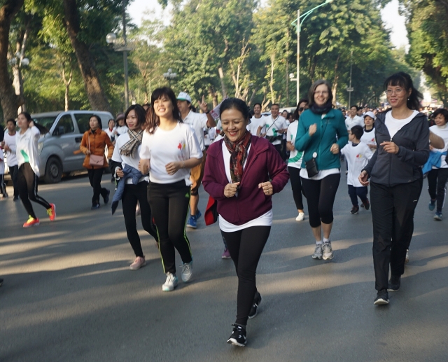 hanoi run for children 2019 thu hut dong dao dai su nghe si tham du
