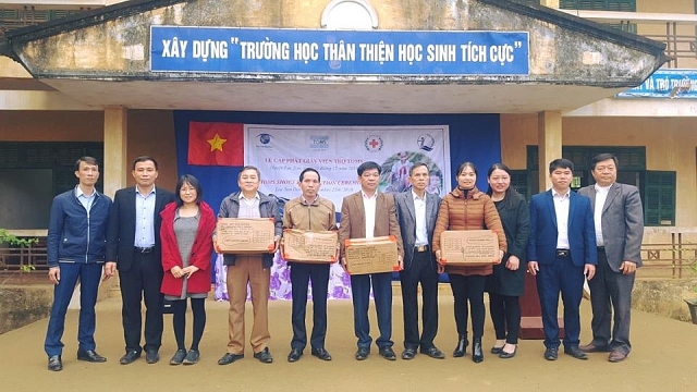 hki trao 40000 doi giay vai cho tre em vung kho khan