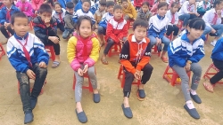 hki trao 40000 doi giay vai cho tre em vung kho khan