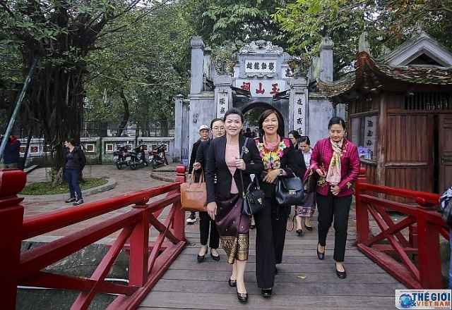 viet nam lao chung suc thuc day hoat dong can bo ngoai giao nu cong dong asean