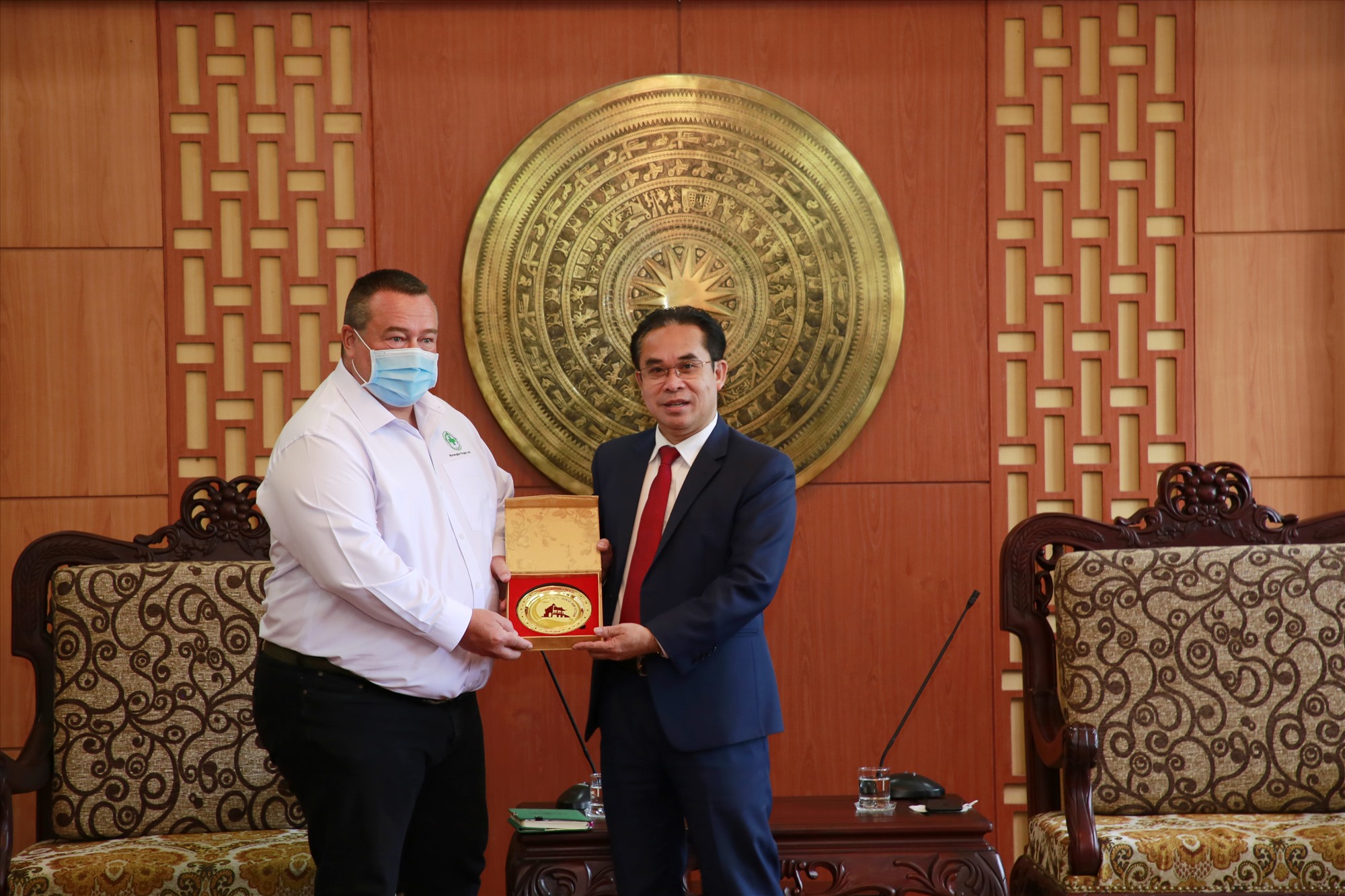 Tặng quà lưu niệm cho ông Jan Erik Stoa. Ảnh: T.C