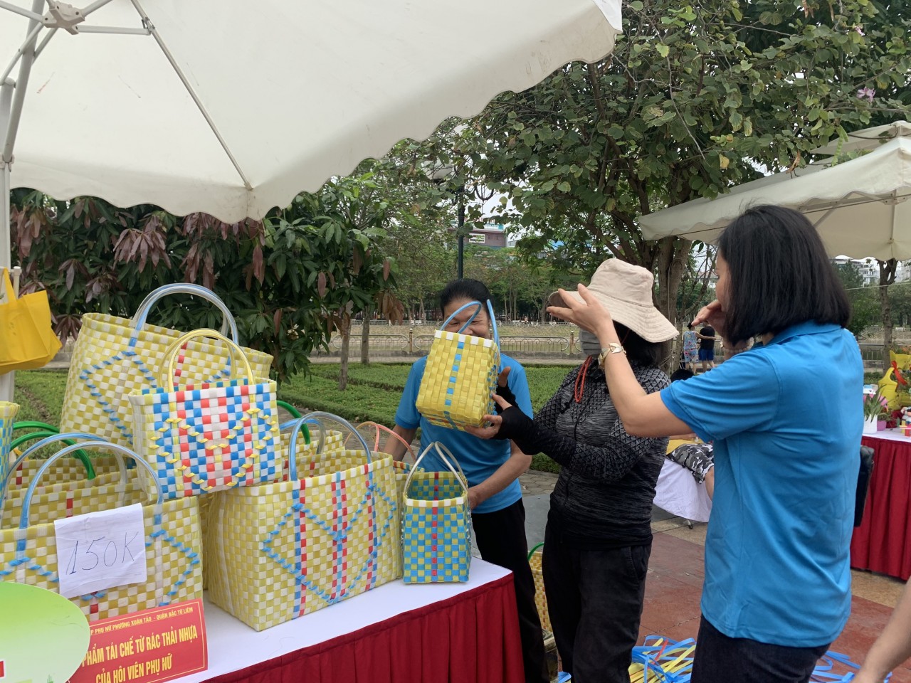 Làn nhựa tái chế Hội LHPN phường Xuân Tảo, quận Bắc Từ Liêm