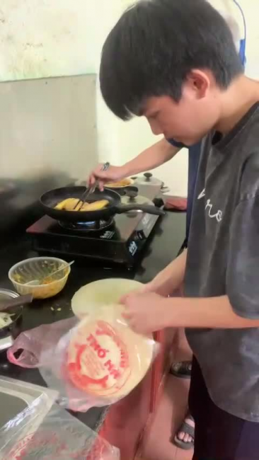 Nam sinh Lào làm món nem rán Việt