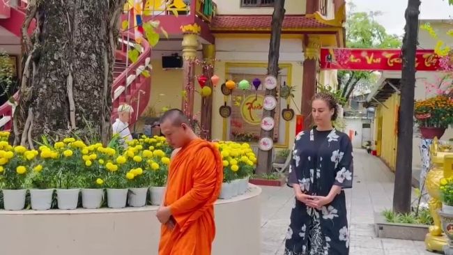 Du khách nước ngoài trải nghiệm Thiền Tịnh Xuân tại chùa Tam Bảo Đà Nẵng