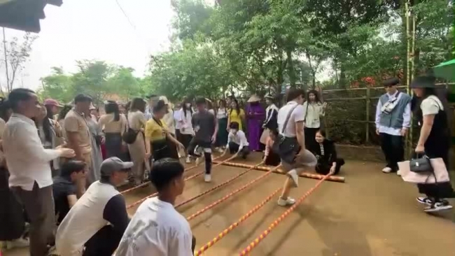 Hơn 300 lưu học sinh Lào, Campuchia trải nghiệm Làng văn hóa các dân tộc Việt Nam